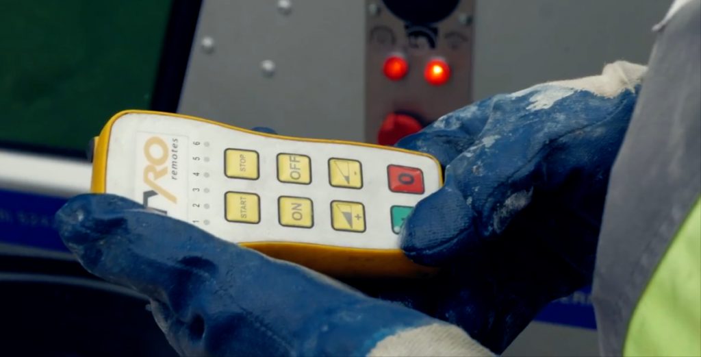 Dans l'industrie du béton, il est nécessaire qu'une télécommande puisse être utilisée avec des gants de travail.